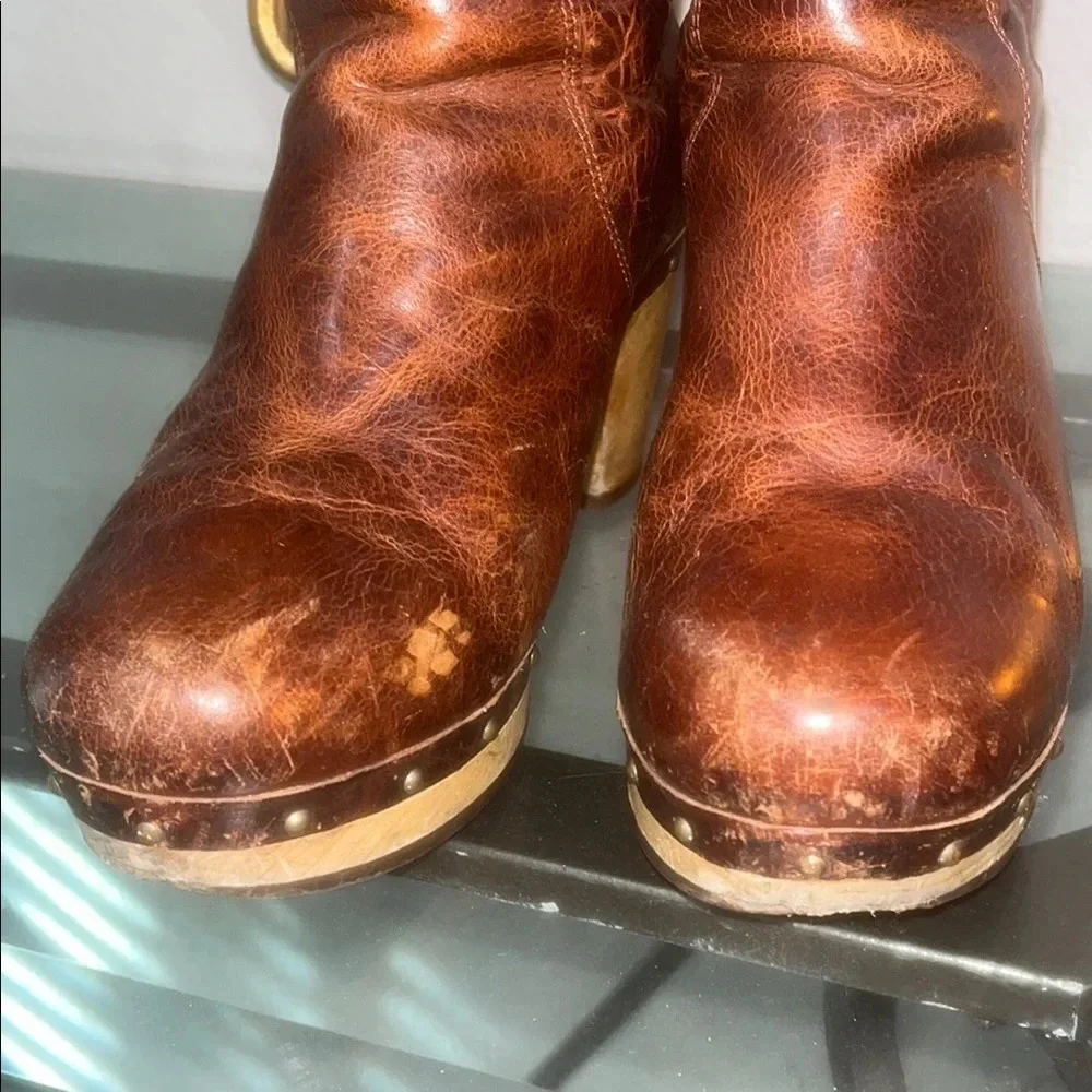 UGG Lynnea Leather Clog-Style Boots - Picture 4 of 6